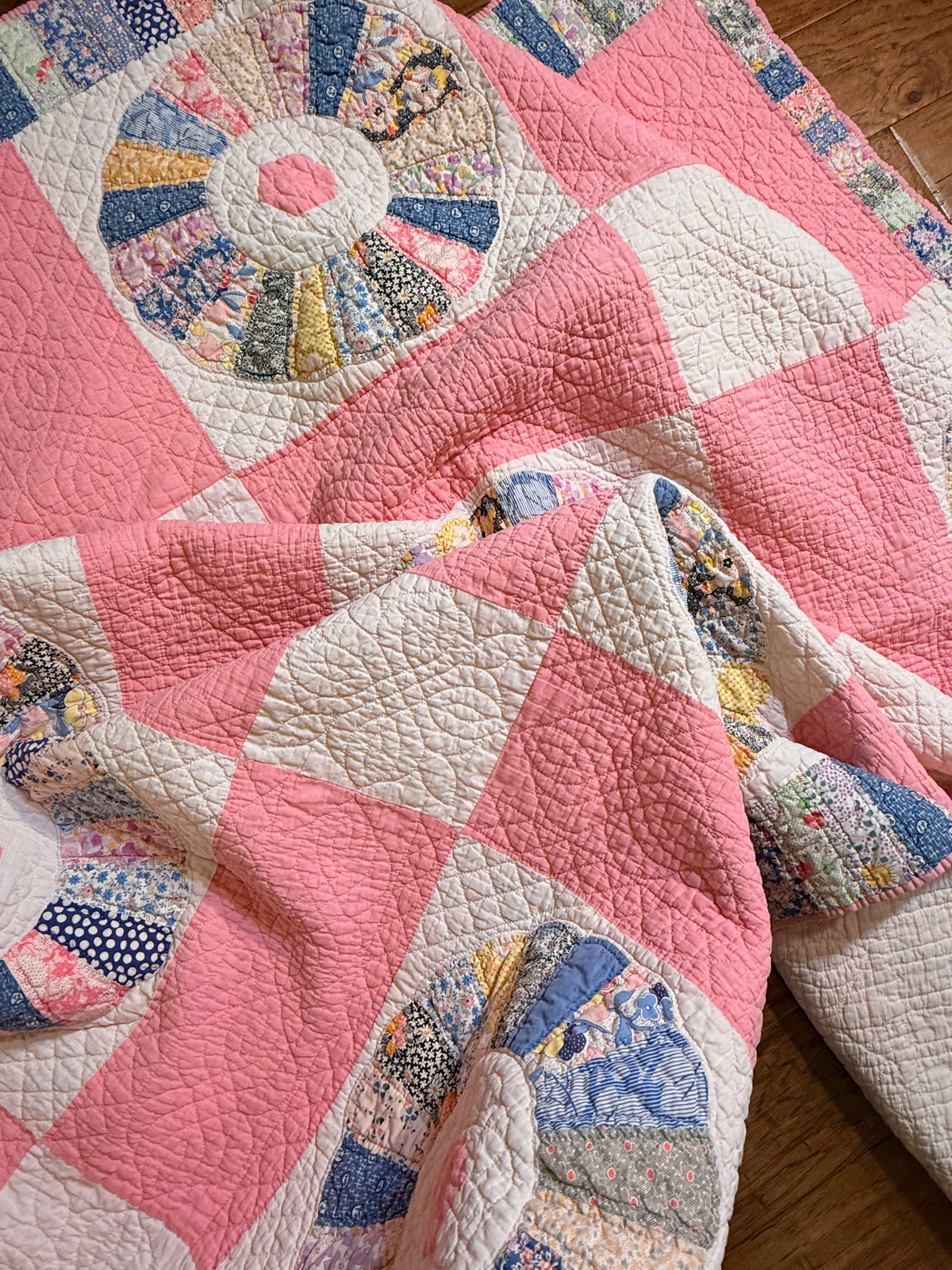 Charming Dresden Plate Quilt with Border Patchwork