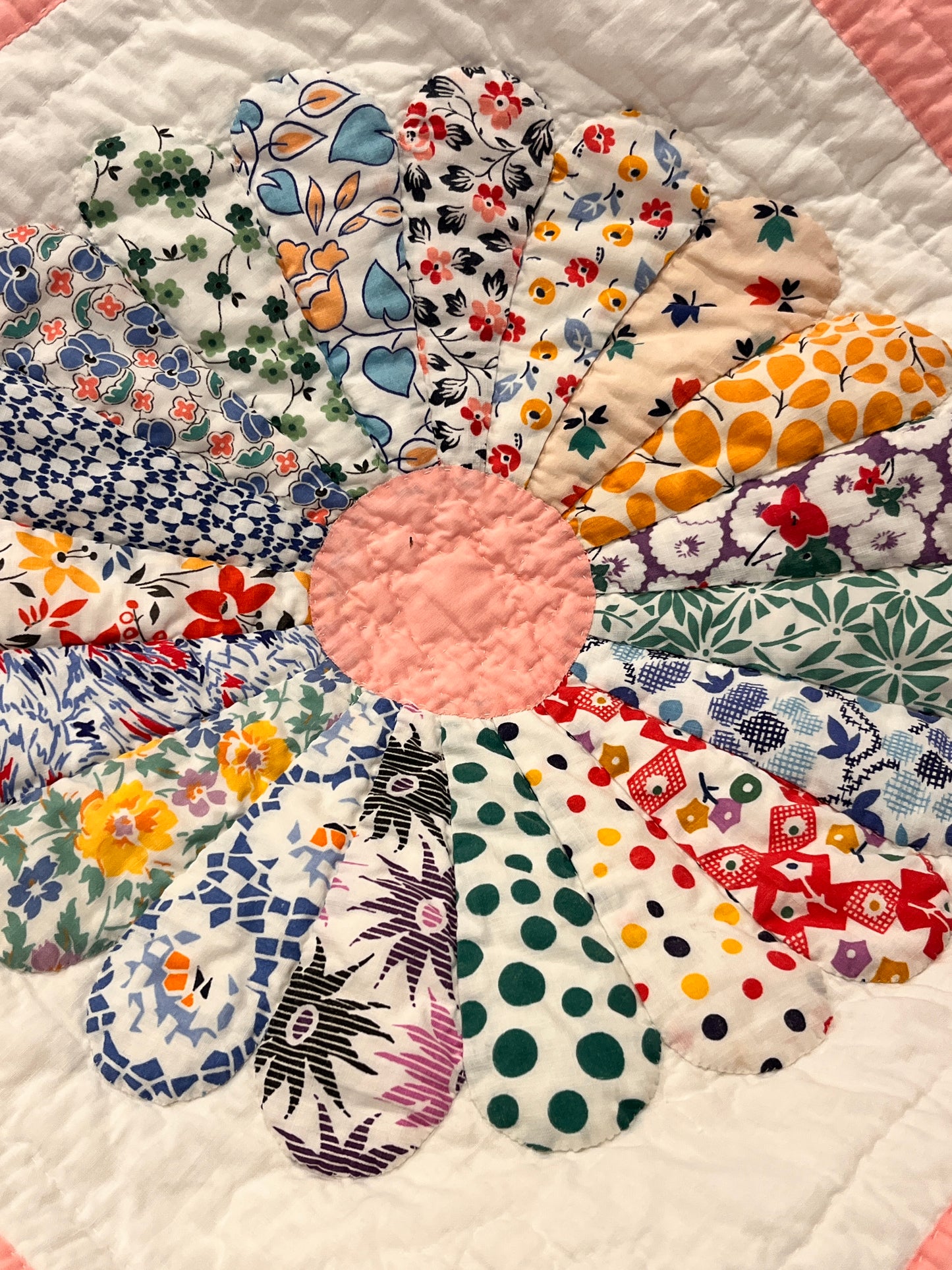 Unique Dresden Plate Quilt with Border and Garden Maze Setting / Large