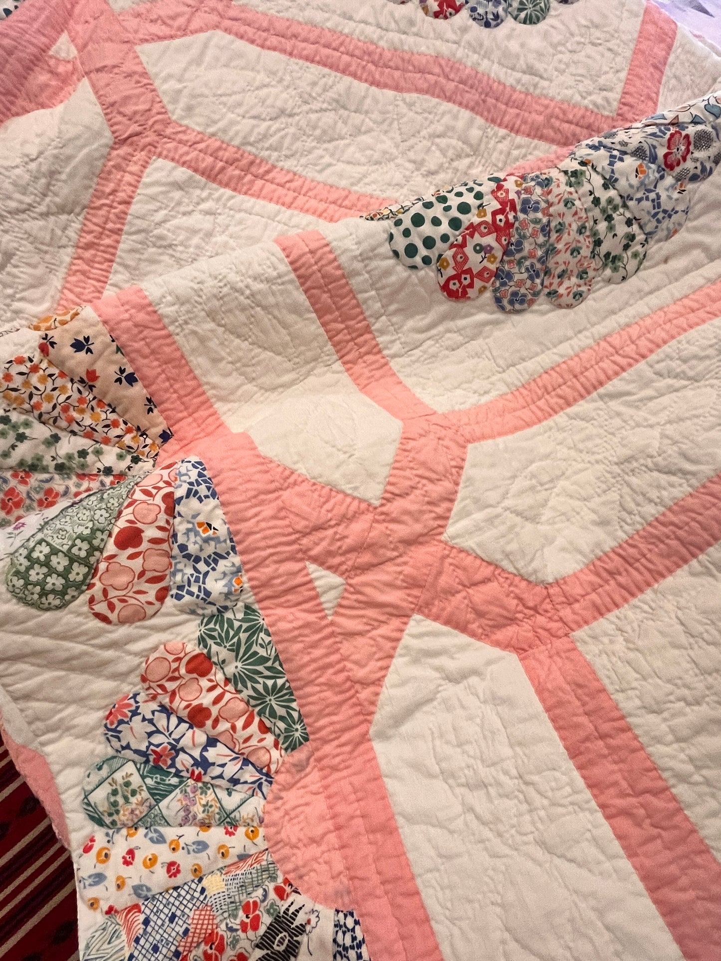 Unique Dresden Plate Quilt with Border and Garden Maze Setting / Large