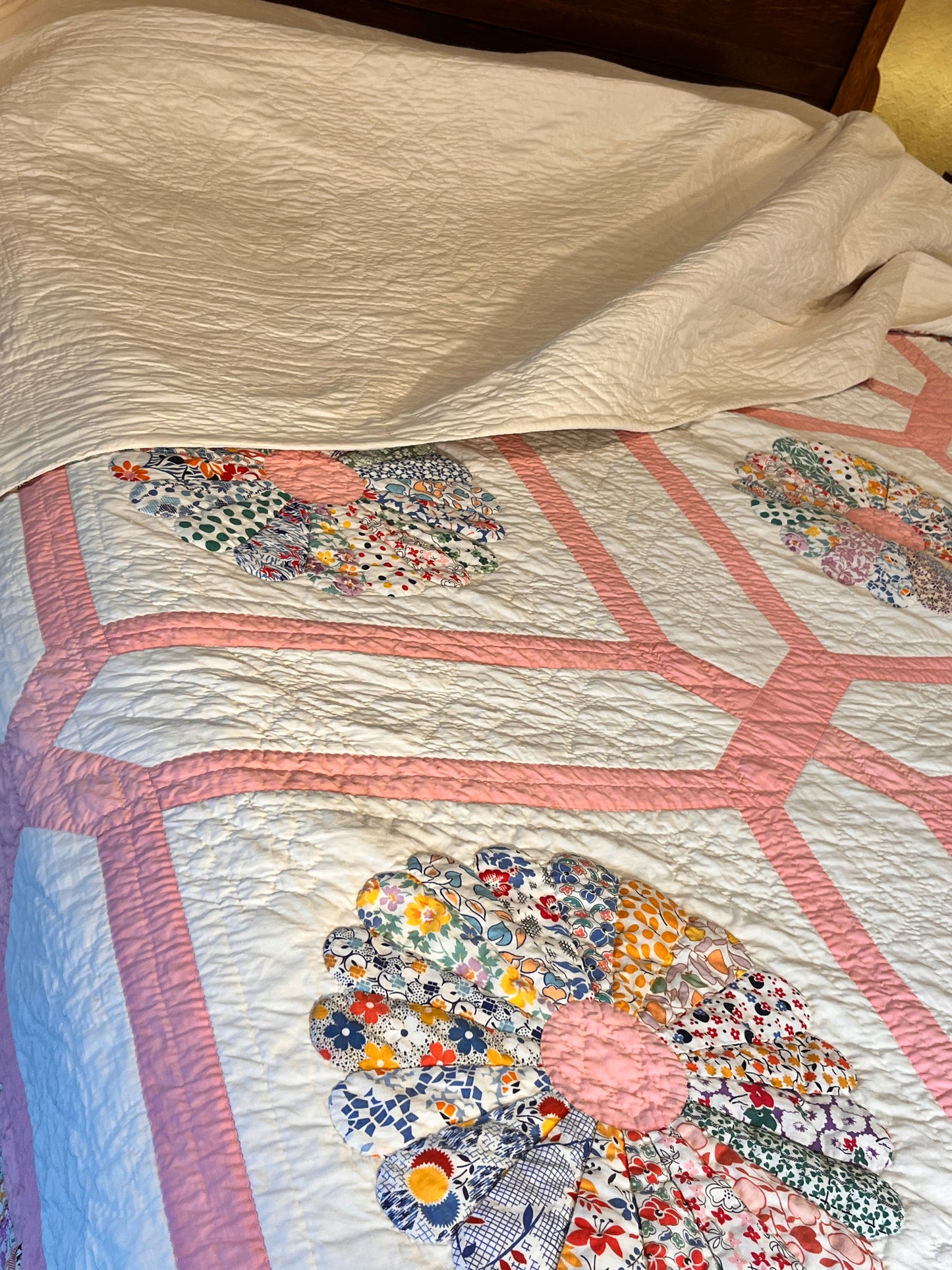 Unique Dresden Plate Quilt with Border and Garden Maze Setting / Large