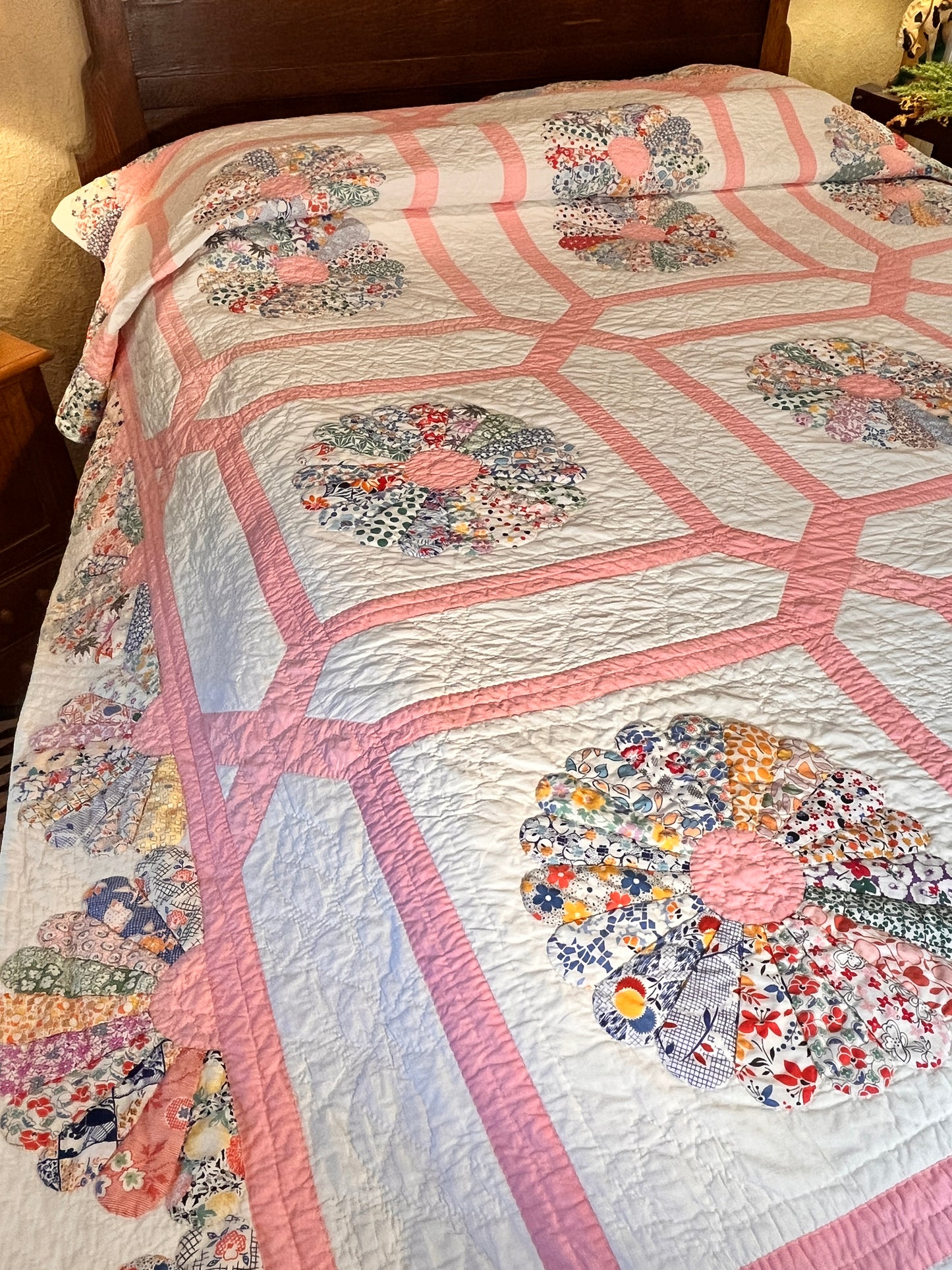 Unique Dresden Plate Quilt with Border and Garden Maze Setting / Large