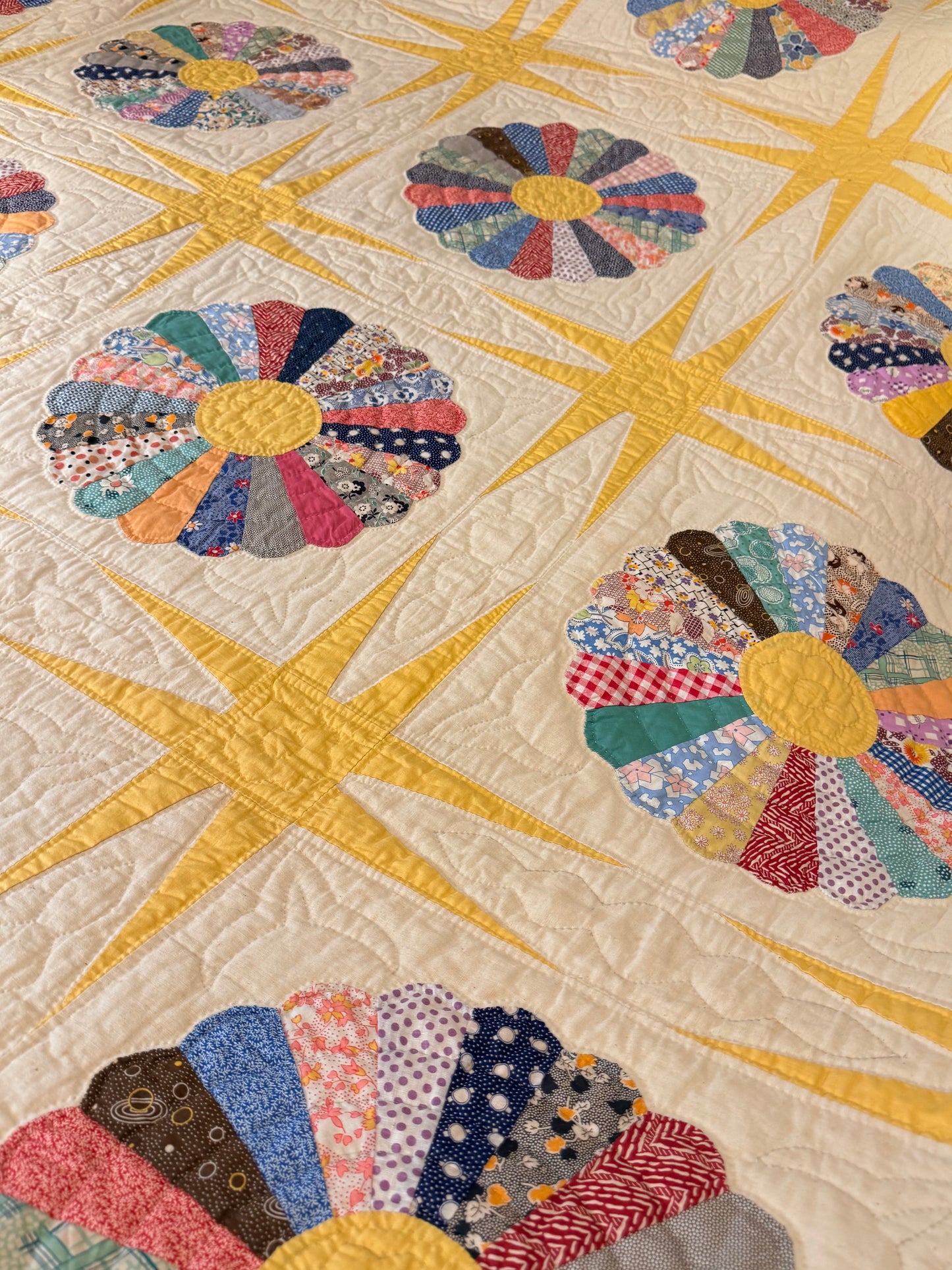 Dresden Plate Quilt with Yellow Stars