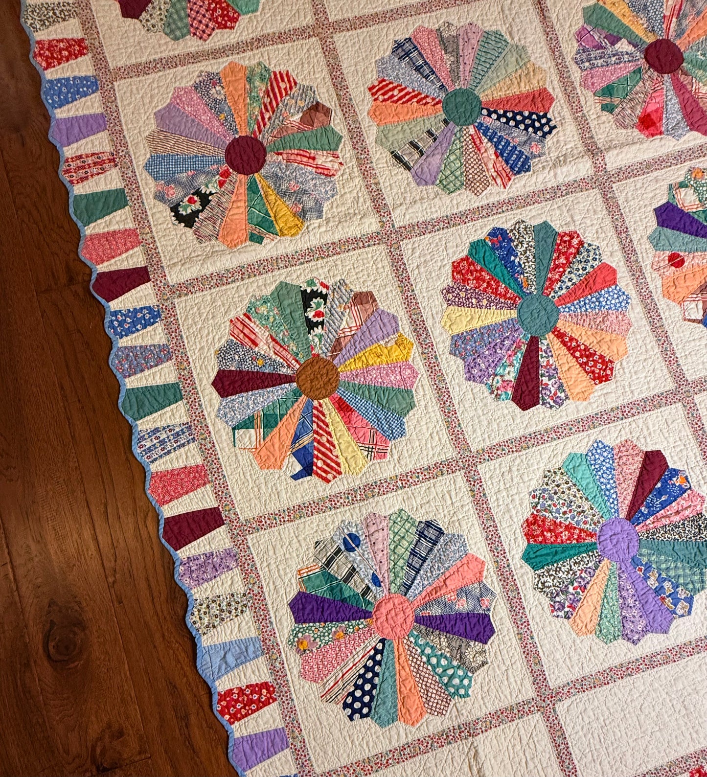 Outstanding Dresden Plate Quilt with Colorful Border