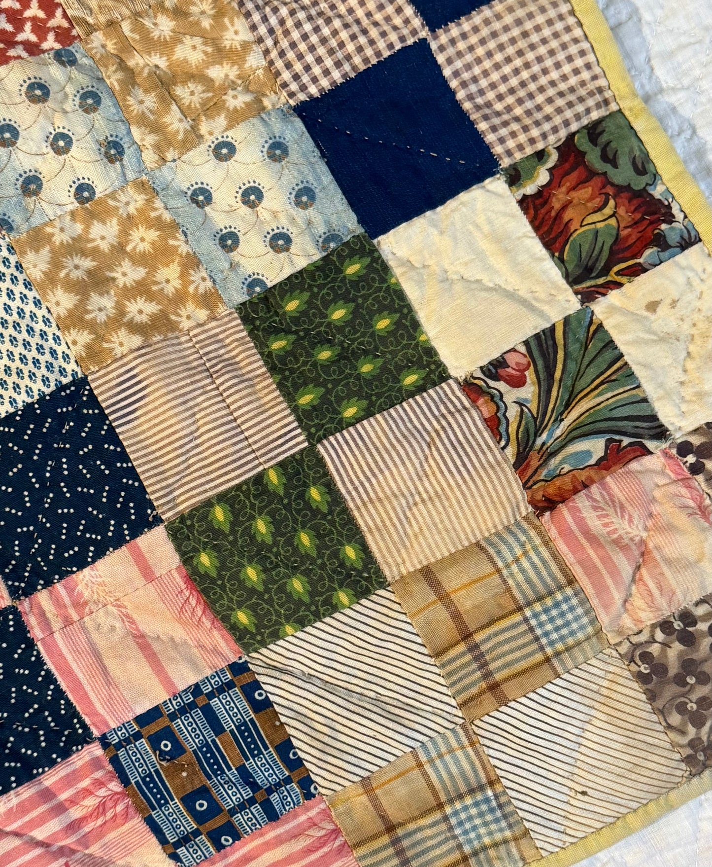 Scrappy Medallion Patchwork Fabrics Crib Quilt