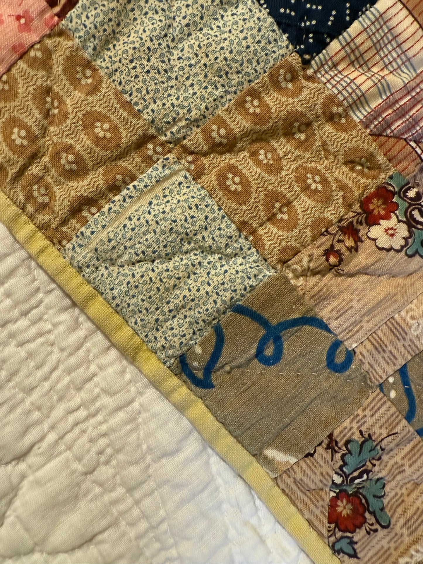 Scrappy Medallion Patchwork Fabrics Crib Quilt