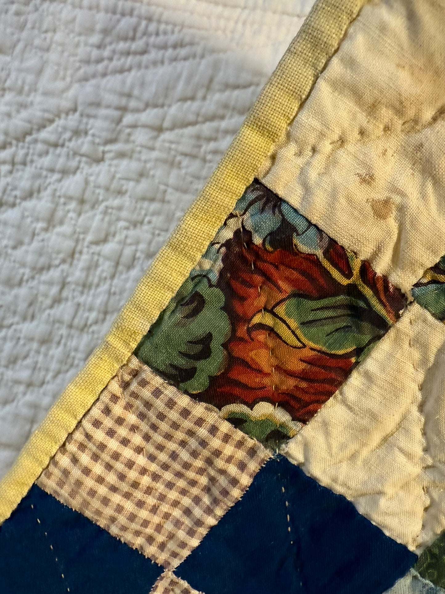 Scrappy Medallion Patchwork Fabrics Crib Quilt
