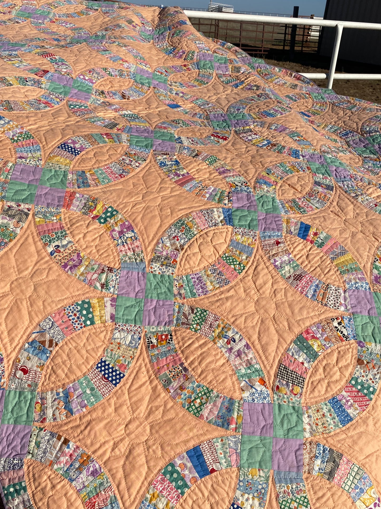 Stunning Double Wedding Ring Quilt