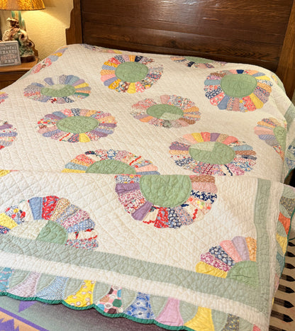 Dresden Plate with Rainbow Border Quilt