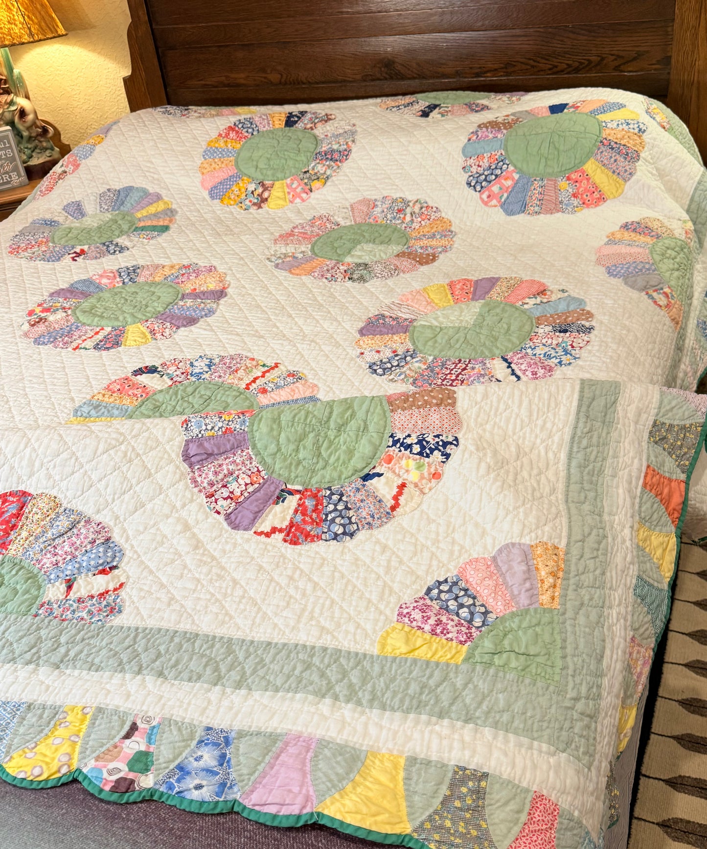 Dresden Plate with Rainbow Border Quilt