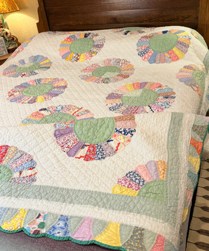 Dresden Plate with Rainbow Border Quilt