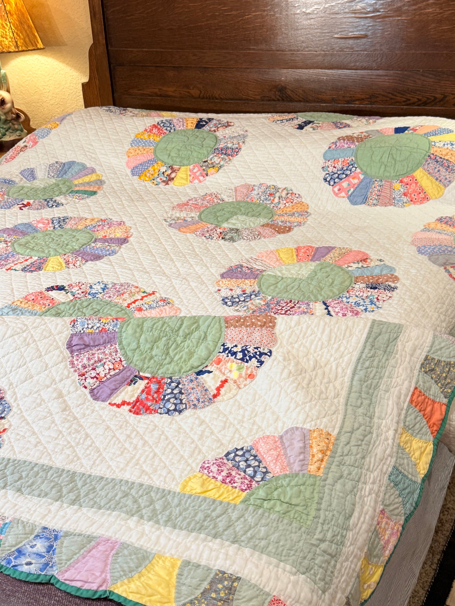 Dresden Plate with Rainbow Border Quilt