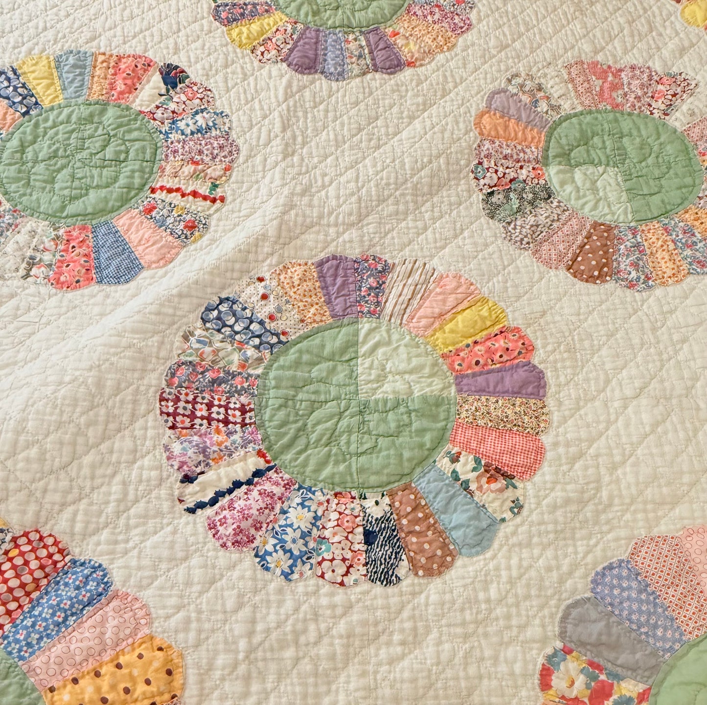 Dresden Plate with Rainbow Border Quilt