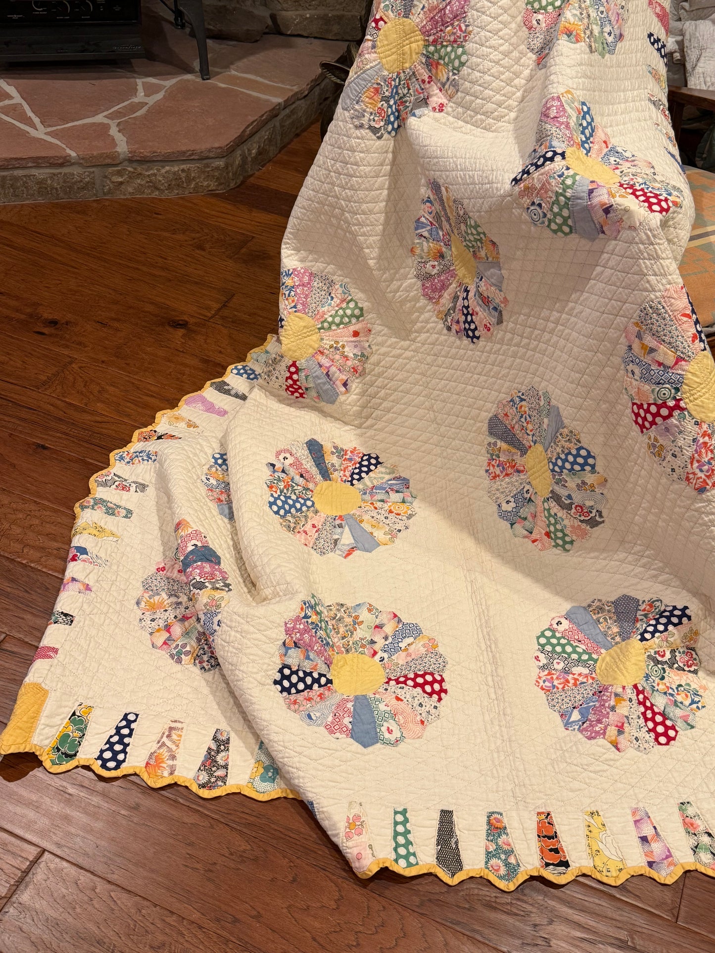 Dresden Plate Quilt with Cone Border