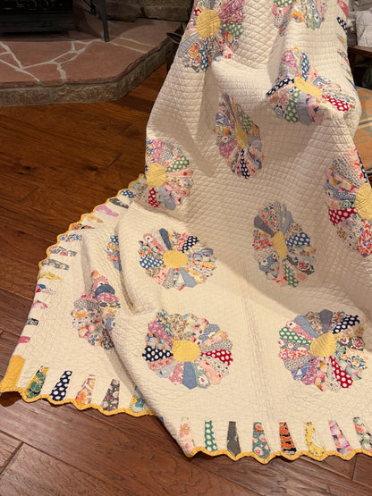 Dresden Plate Quilt with Cone Border