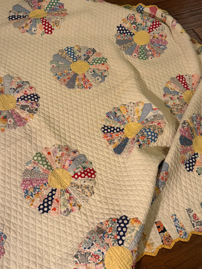 Dresden Plate Quilt with Cone Border