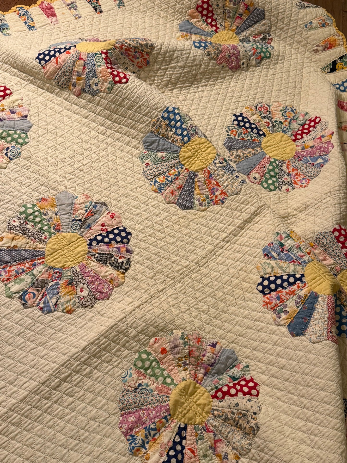 Dresden Plate Quilt with Cone Border