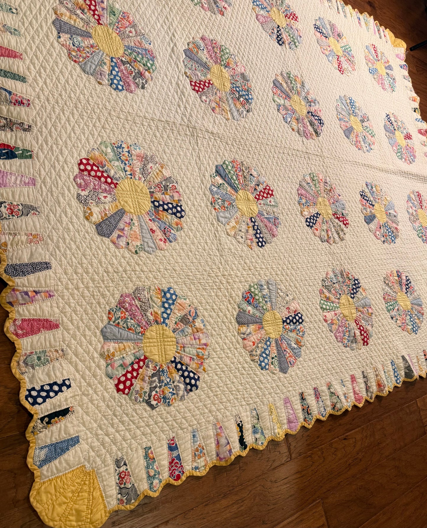 Dresden Plate Quilt with Cone Border