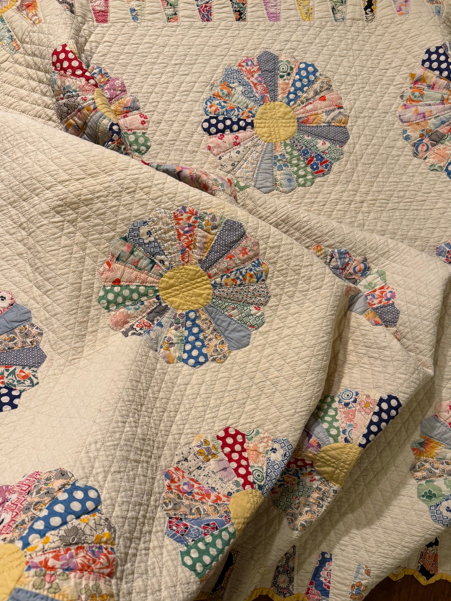 Dresden Plate Quilt with Cone Border