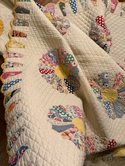 Dresden Plate Quilt with Cone Border