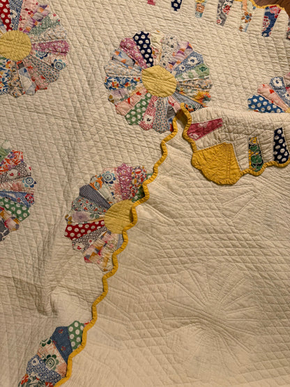 Dresden Plate Quilt with Cone Border