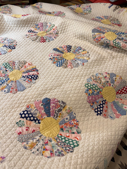 Dresden Plate Quilt with Cone Border