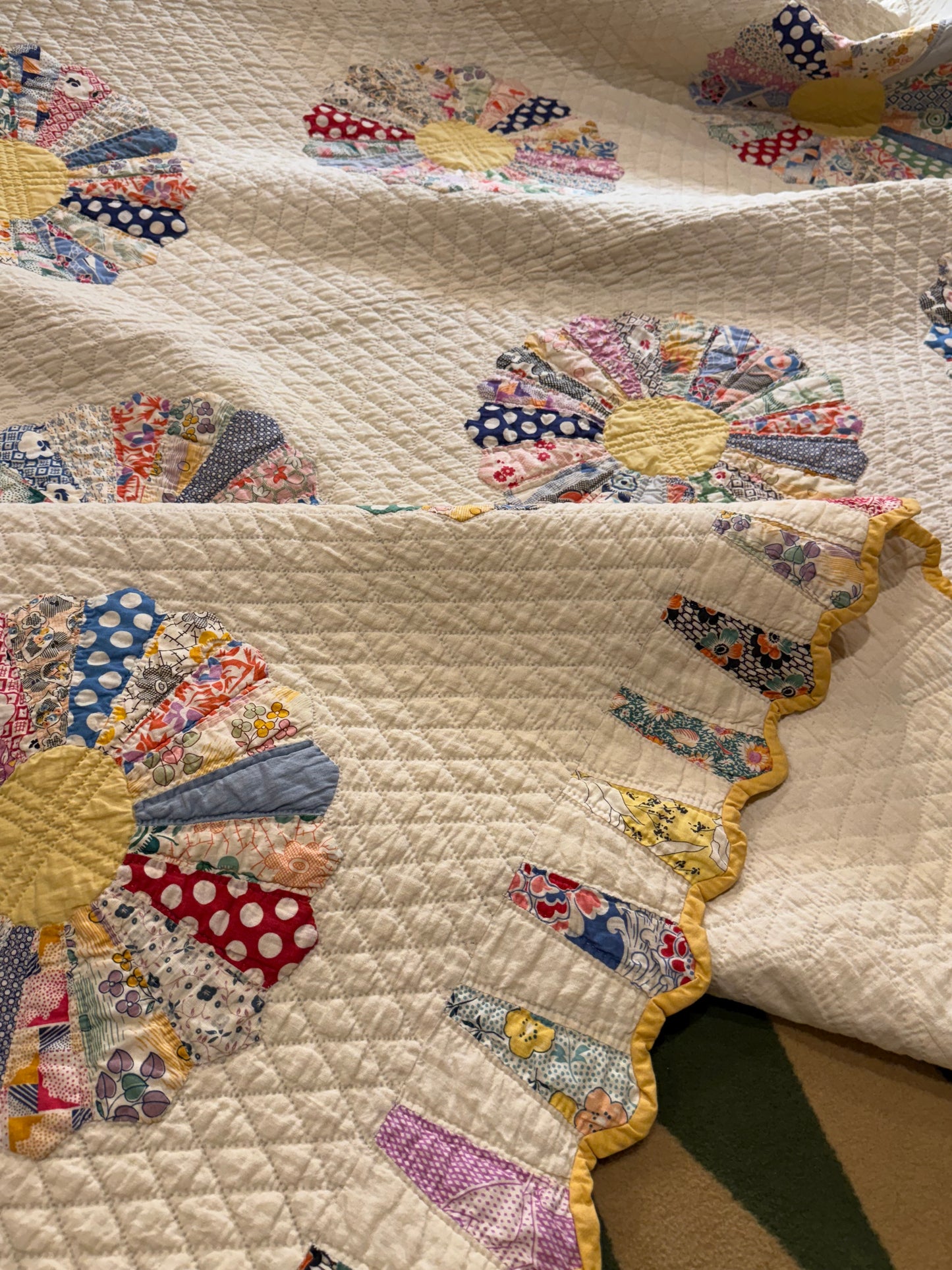 Dresden Plate Quilt with Cone Border