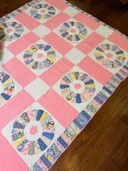 Charming Dresden Plate Quilt with Border Patchwork