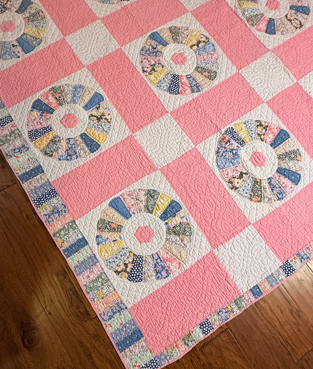 Charming Dresden Plate Quilt with Border Patchwork