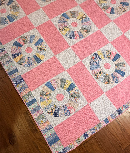 Charming Dresden Plate Quilt with Border Patchwork
