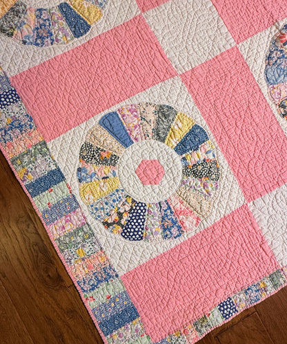 Charming Dresden Plate Quilt with Border Patchwork