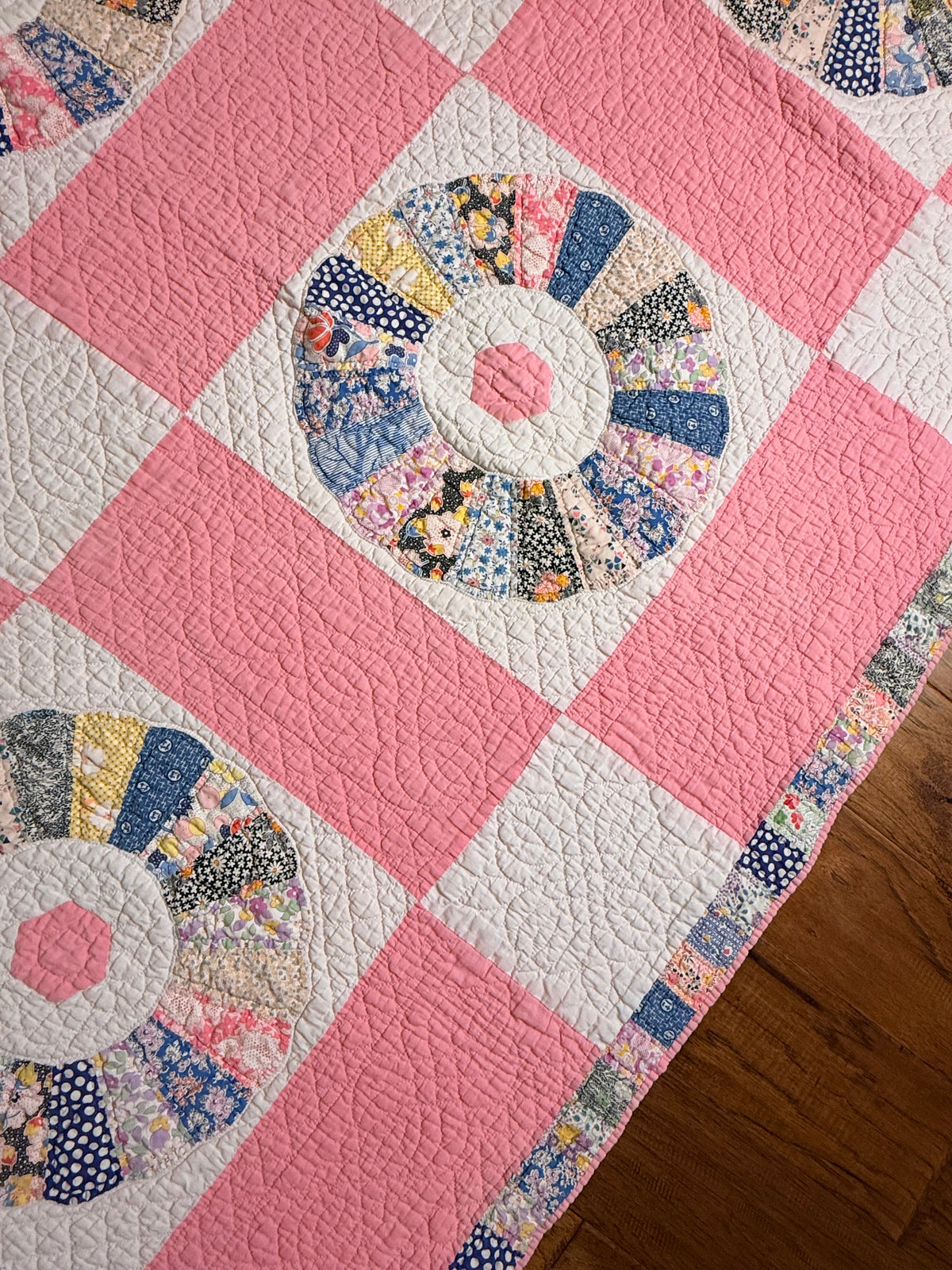 Charming Dresden Plate Quilt with Border Patchwork