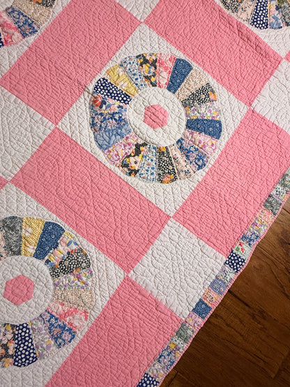 Charming Dresden Plate Quilt with Border Patchwork