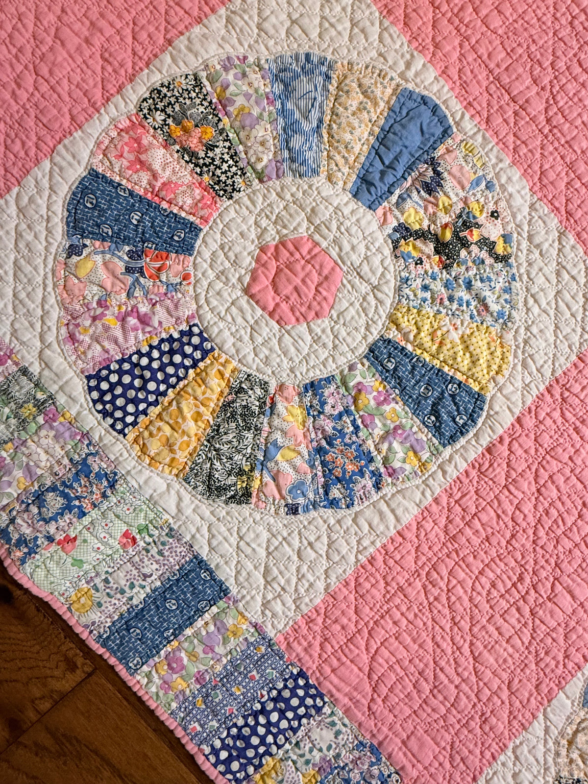Charming Dresden Plate Quilt with Border Patchwork