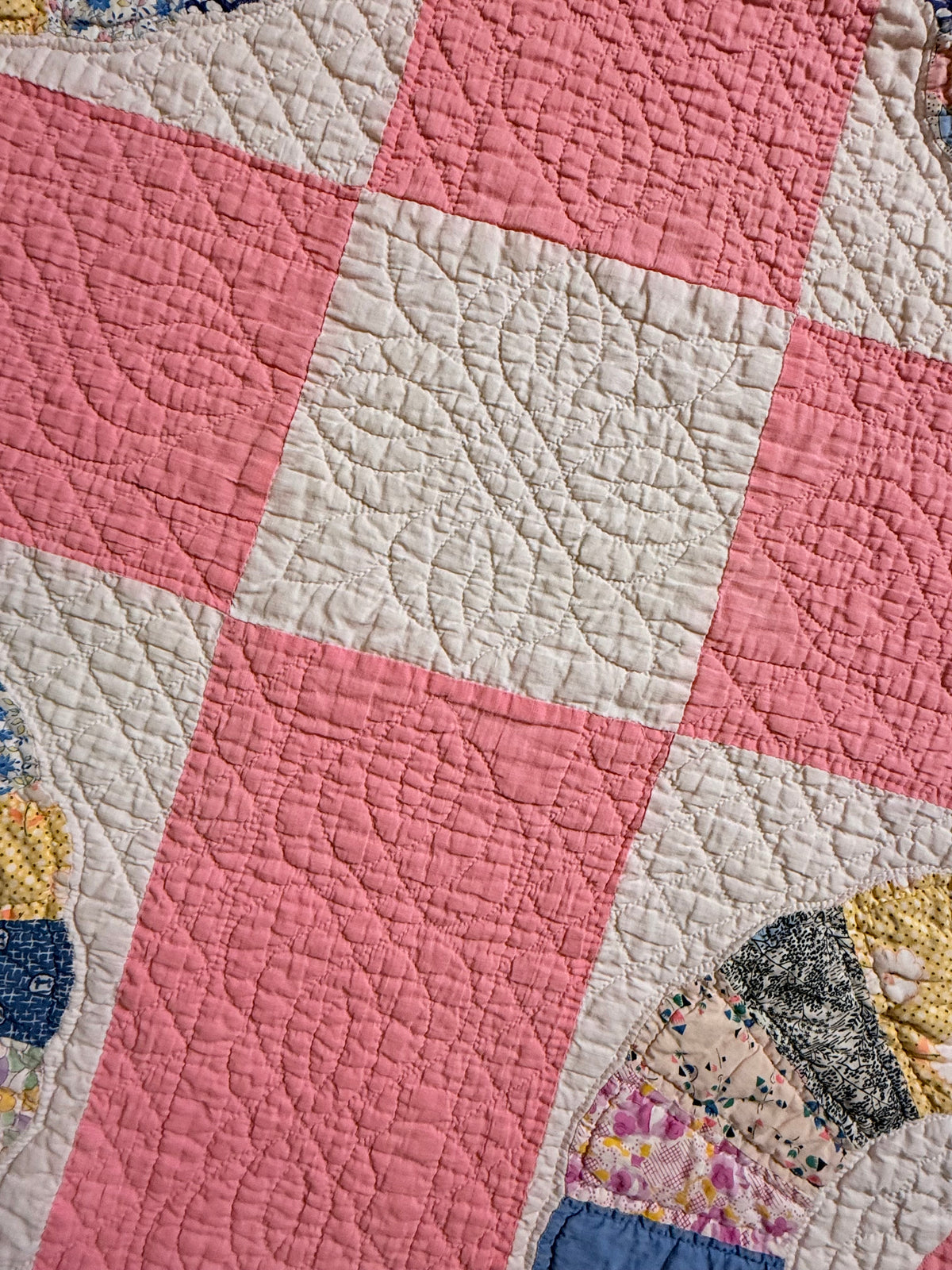 Charming Dresden Plate Quilt with Border Patchwork