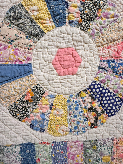 Charming Dresden Plate Quilt with Border Patchwork