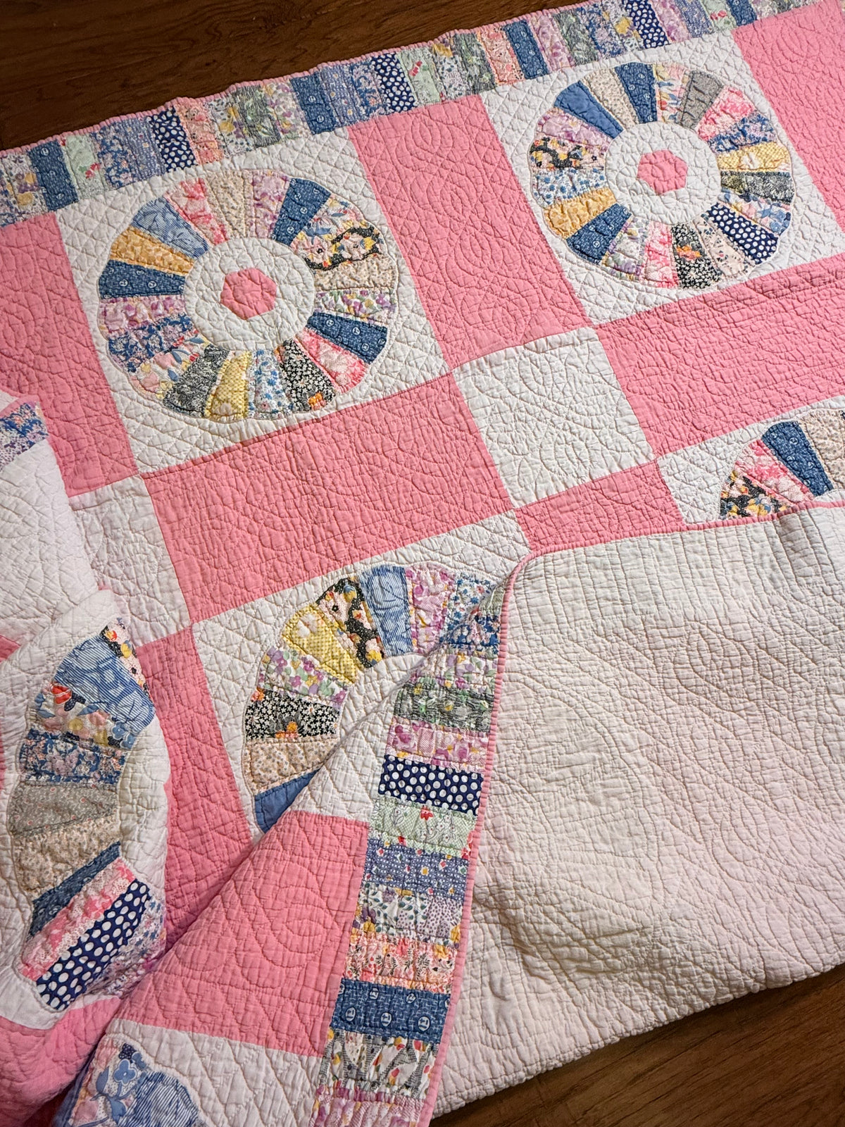 Charming Dresden Plate Quilt with Border Patchwork