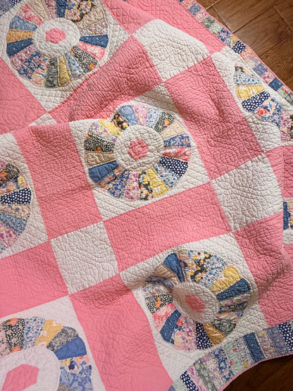 Charming Dresden Plate Quilt with Border Patchwork