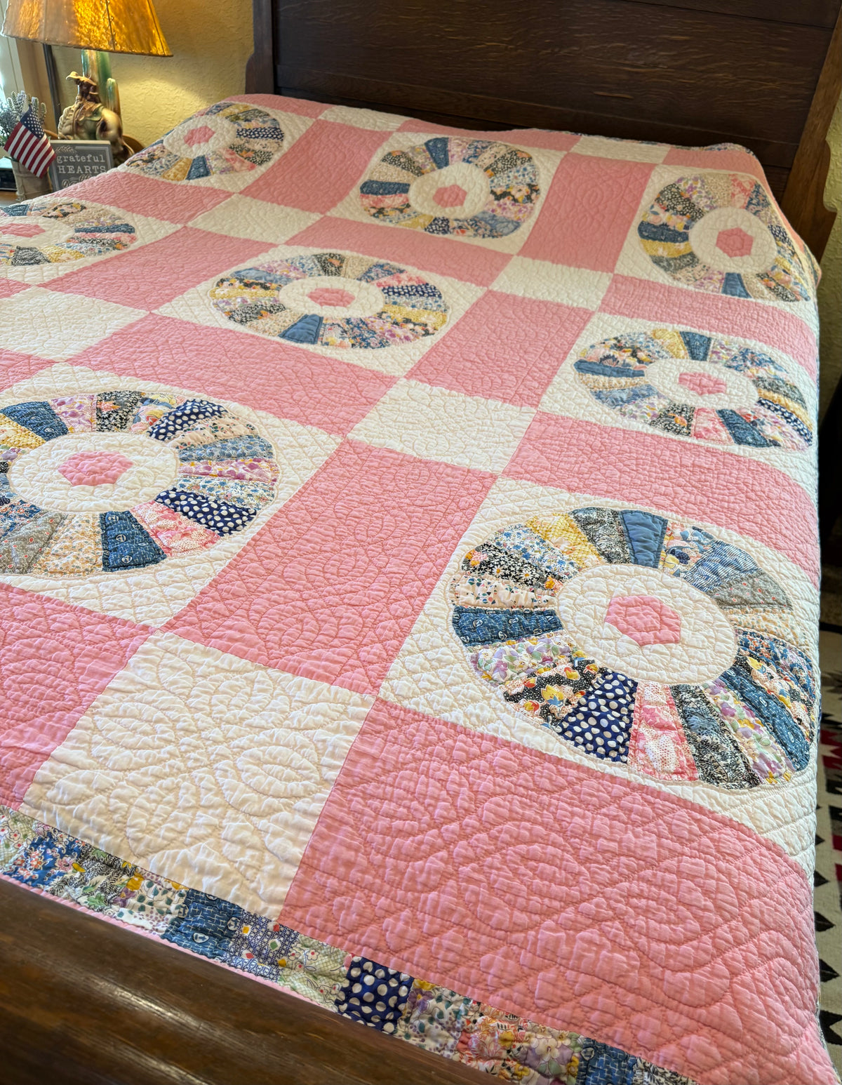 Charming Dresden Plate Quilt with Border Patchwork