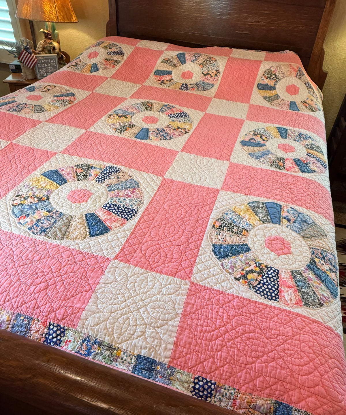 Charming Dresden Plate Quilt with Border Patchwork