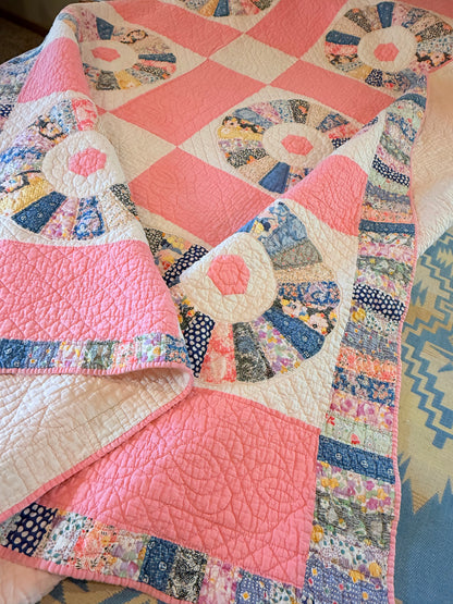 Charming Dresden Plate Quilt with Border Patchwork