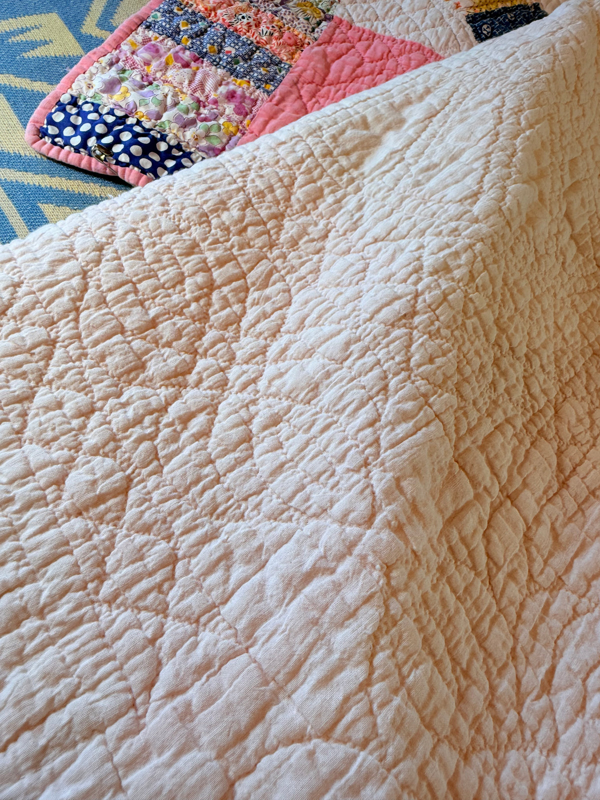 Charming Dresden Plate Quilt with Border Patchwork