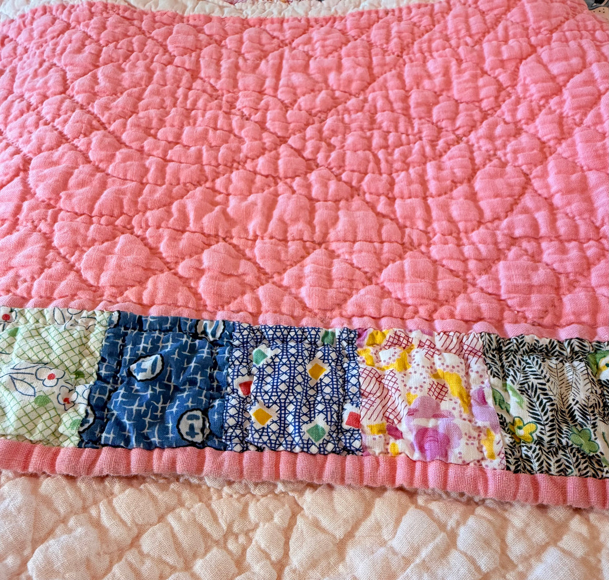 Charming Dresden Plate Quilt with Border Patchwork