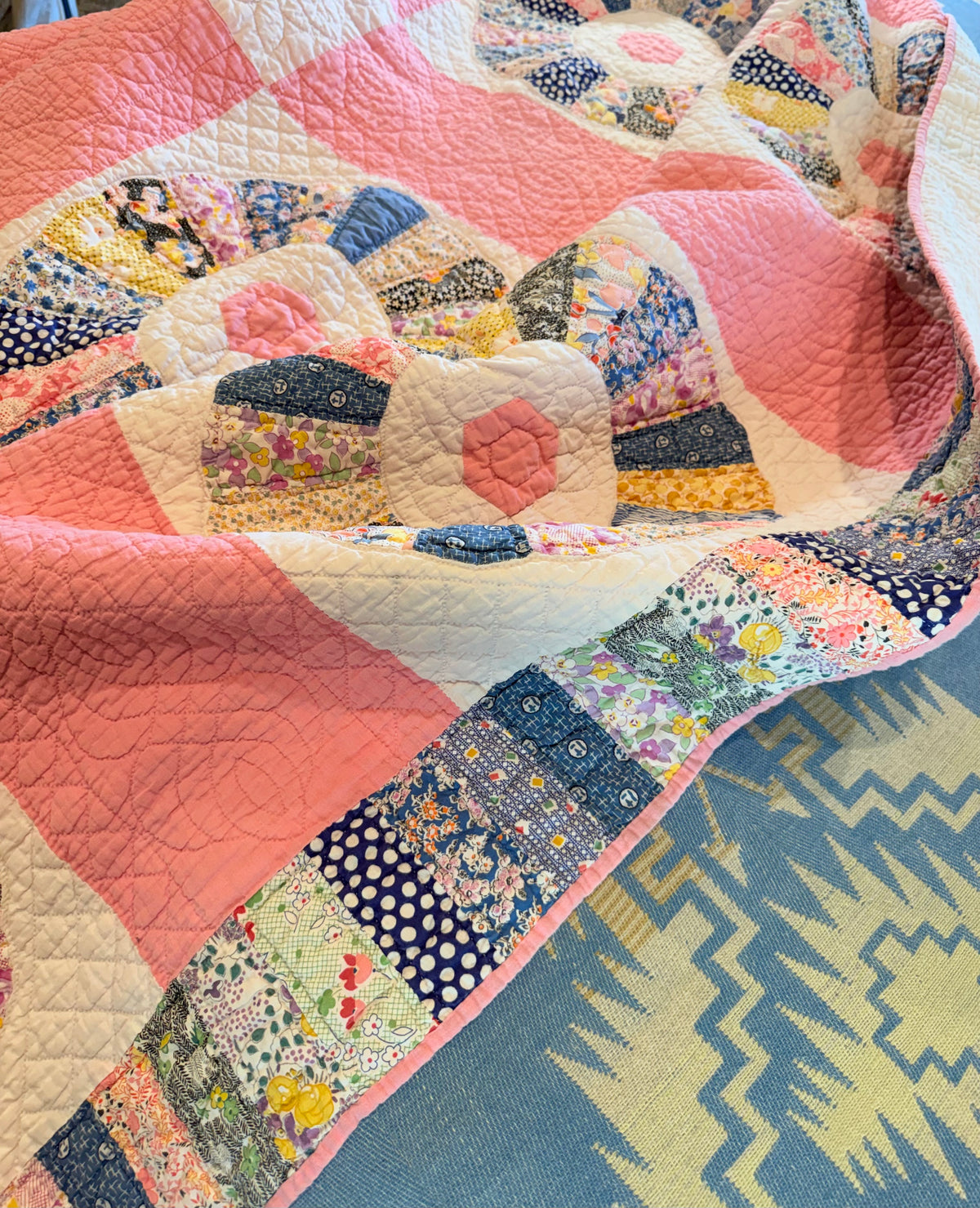 Charming Dresden Plate Quilt with Border Patchwork