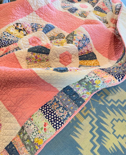 Charming Dresden Plate Quilt with Border Patchwork