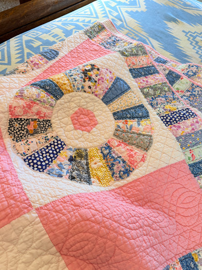 Charming Dresden Plate Quilt with Border Patchwork