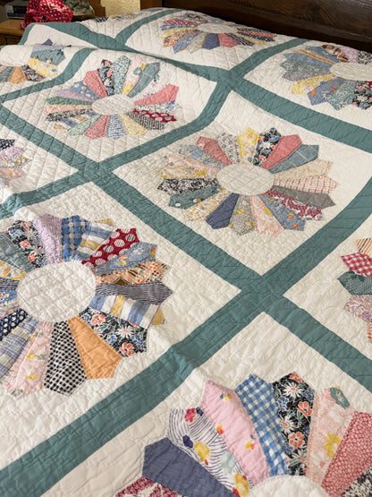Dresden Plate Flower Quilt