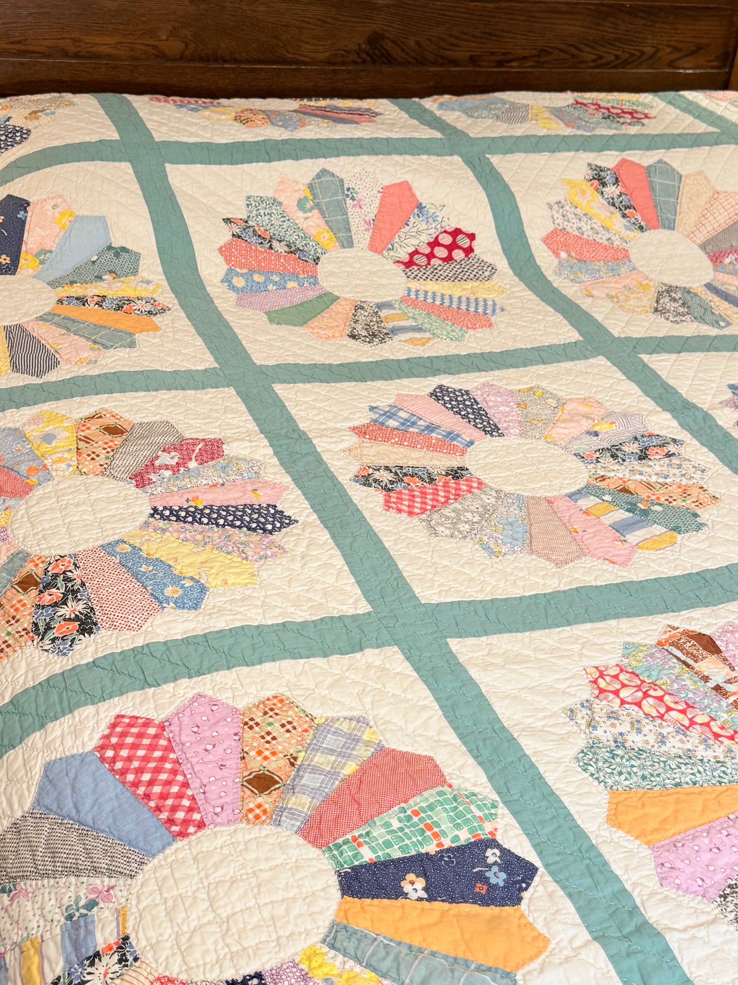 Dresden Plate Flower Quilt
