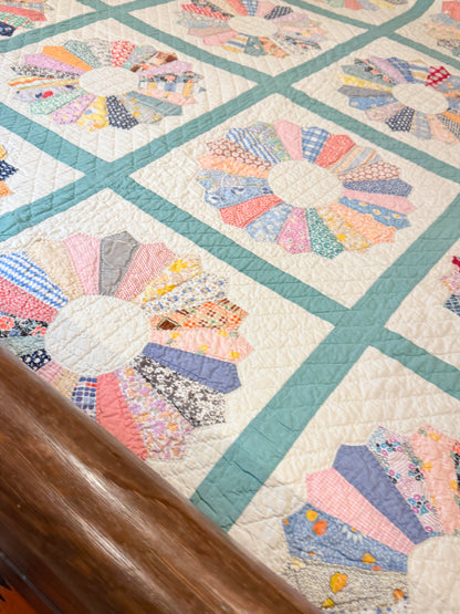 Dresden Plate Flower Quilt