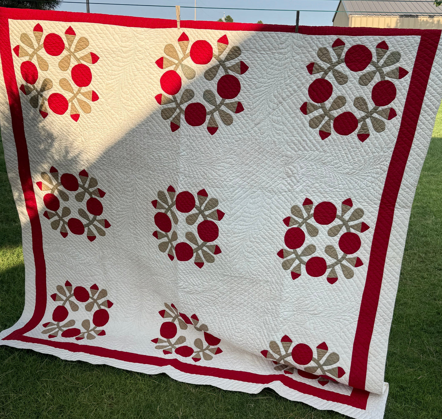 Love Apple Wreath Appliqué Quilt