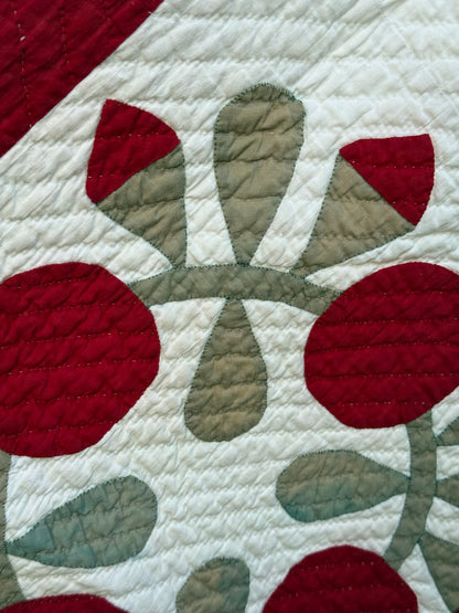 Love Apple Wreath Appliqué Quilt
